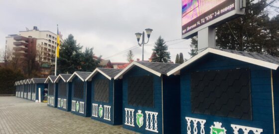 У Трускавці встановлюють великий різдвяний ярмарок.
